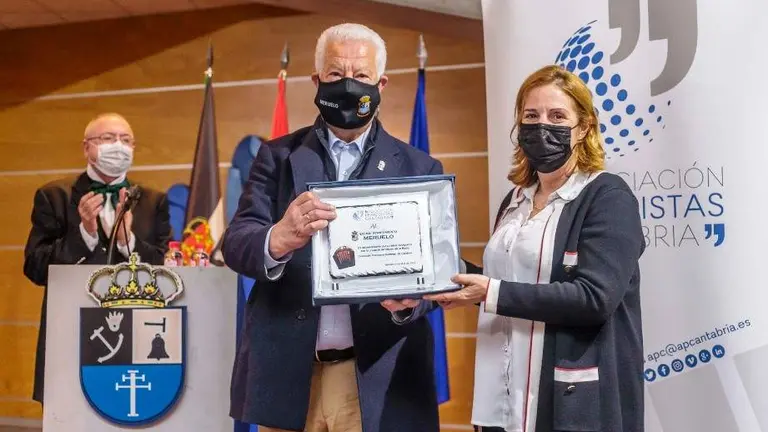 La presidenta de la Asociación de periodistas, Dolores Gallardo, y el alcalde de Meruelo, Evaristo Domínguez.