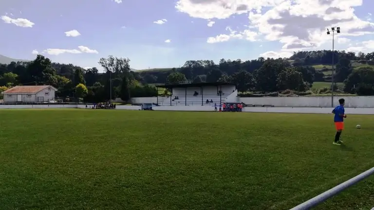Campo de fútbol del Iguña de hierba natural. R.A.