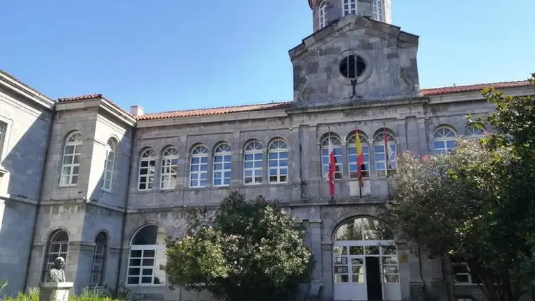 Instituto de enseñanza secundaria Marqués Manzanedo, en Santoña. R.A.