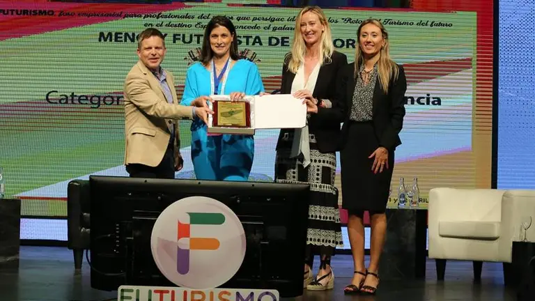 Momento de la entrega del premio a la alcaldesa de Santander, Gema Igual, en Tenerife.