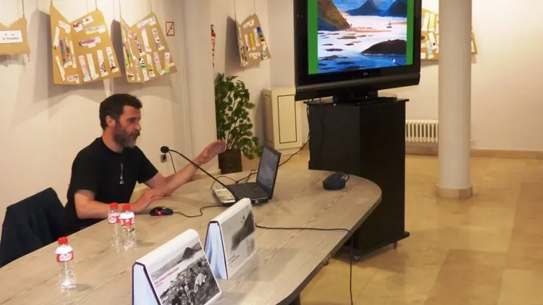 El autor de 'Puerto, travesía por la historia de Santoña, Antonio Ayllón, en la presentación. R.A.