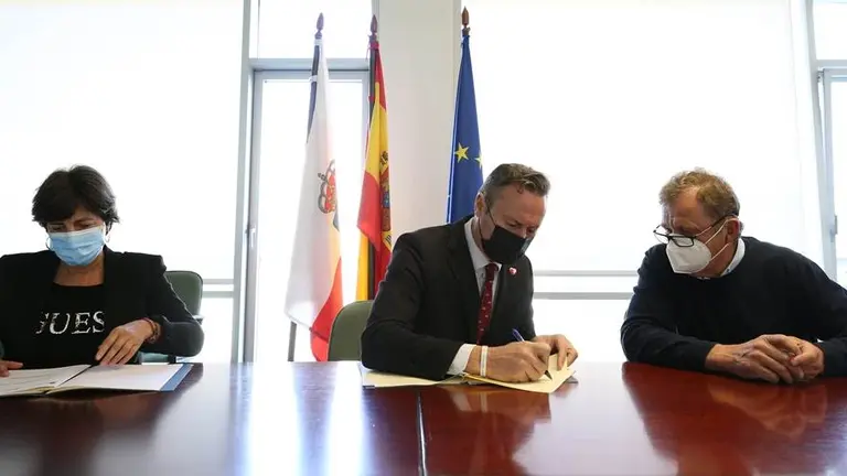 Instante de la firma del convenio pata fomentar la crianza de las vacas tudancas.