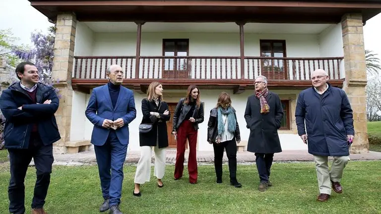Las autoridades políticas visitan la finca del Marqués de Valdecilla, en Medio Cudeyo.