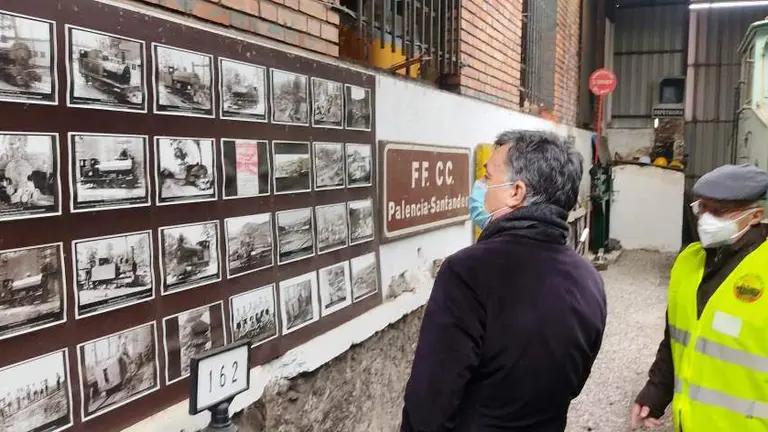 El edil de Vox visita el Museo del Ferrocarril en Santander.