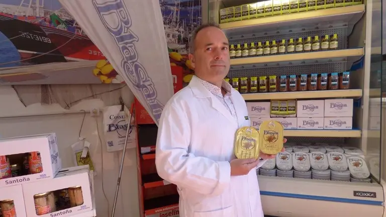 El gerente de la conservera Blasan, Javier Blázquez, muestra la serie oro de anchoas. R.A.
