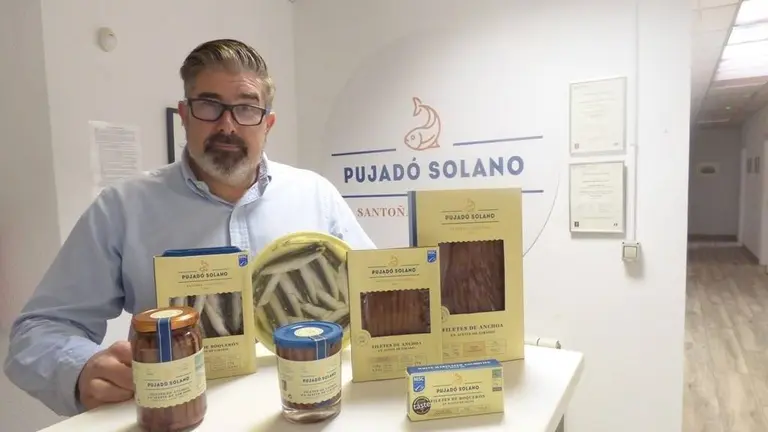 el director Comercial de Pujadó-Solano, Josep Zapata, muestra varias formatos de las conservas Pujadó-Solano. R.A.