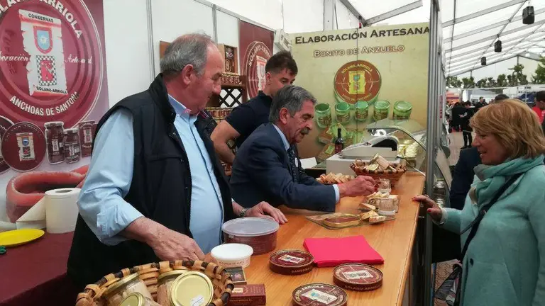 Miguel Solano padre e hijo durante la Feria de la Anchoa y la Conserva de Cantabria, en Santoña. R.A.