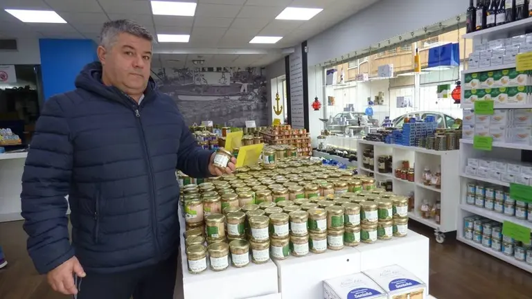 El gerente de Nuevo Libe, Ignacio Pacheco, en una de sus tiendas en Santoña. R.A.
