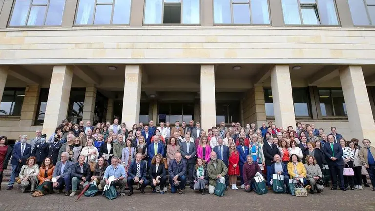 El presidente regional, Miguel &Aacute;ngel Revilla, junto a los docentes.