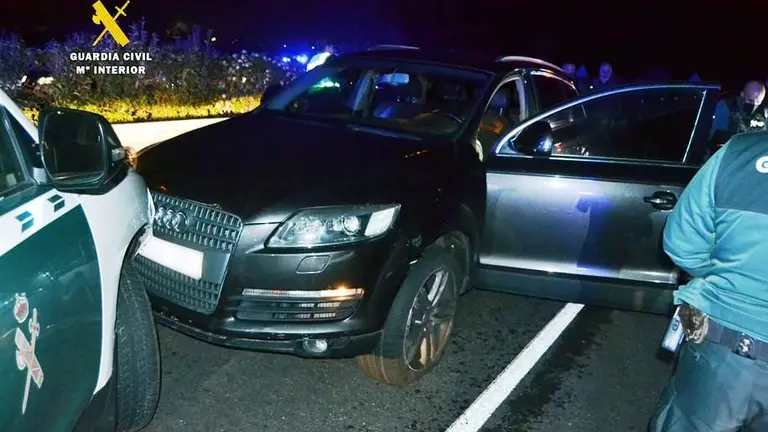 Vehículo parado en sentido contrario en la A-8.