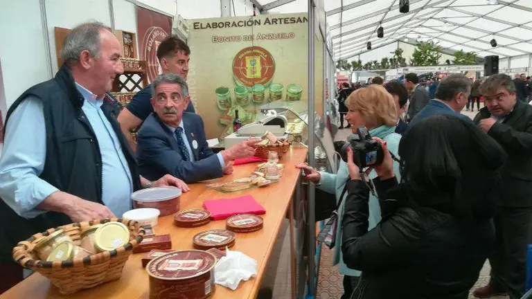 El presidente de Cantabria, Miguel Ángel Revilla, durante una visita a la Feria de la Anchoa. R.A.