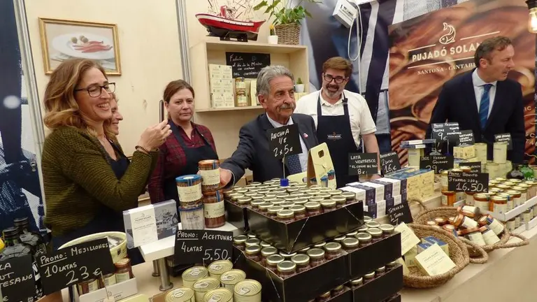 Revilla durante el recorrido por los diferentes expositores de la Feria de la Anchoa y la Conserva de Cantabria en Santoña. R.A