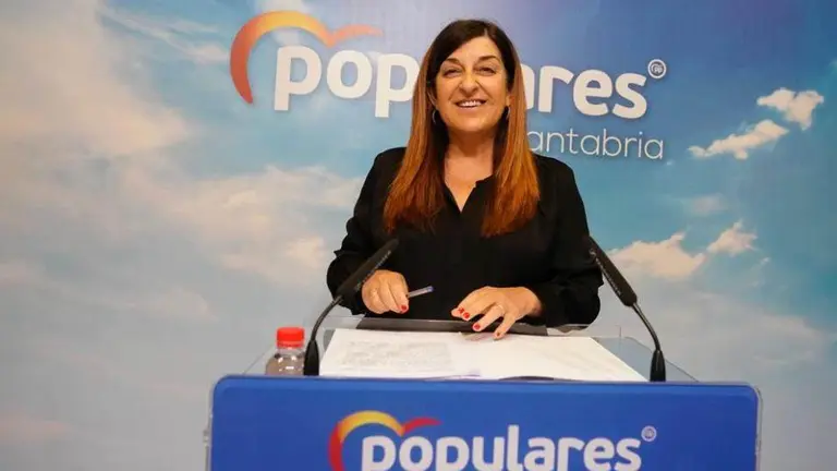 La presidenta del PP, María José Sáenz de Buruaga, durante la rueda de prensa.