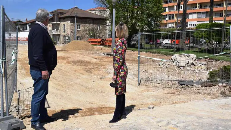 Las autoridades pol&iacute;ticas visitaron el inicio de las obras en Renedo.