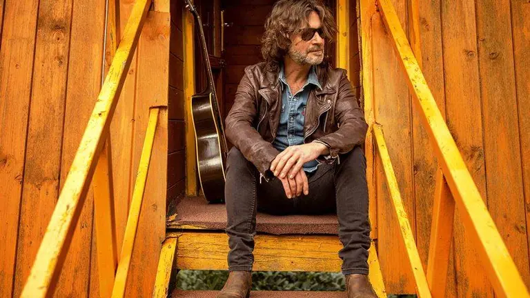 El músico Quique González ofrecerá un recital en el Palacio de Festivales.