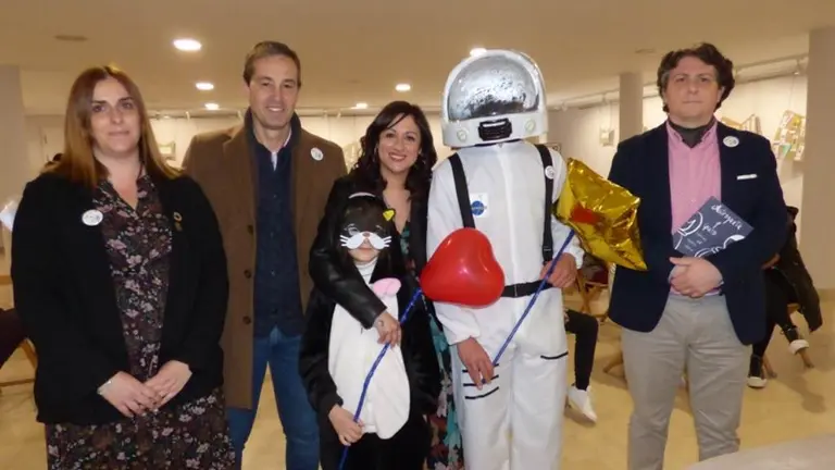 Astronauta y gato estuvieron presentes en el acto, junto a la autora, los escritores invitados y la edil de Cultura. R.A.