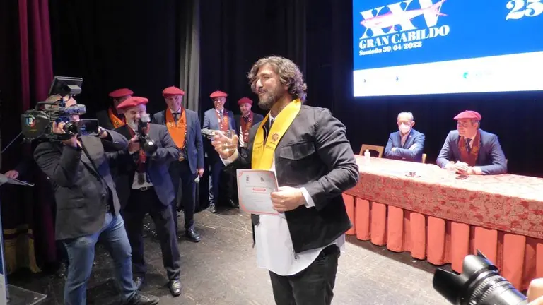 El cantante Antonio Orozco en el momento de ser nombrado cofrade de Honor de la Cofradía de la Anchoa de Cantabria. R.A.