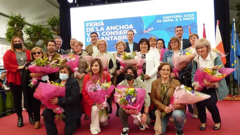 El Ayuntamiento homenajeó a 13 trabajadoras de las conserveras jubiladas. R.A.