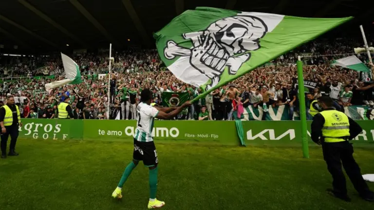 Los jugadores y la afici&oacute;n celebraron el ascenso a Segunda del Racing de Santander.