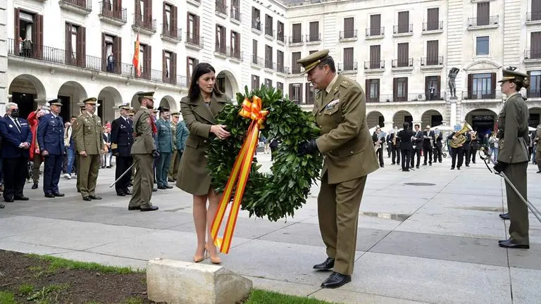 Ofrenda floral al monumento a Pedro Velarde en Santander.
