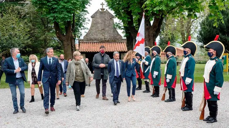 Las autoridades pol&iacute;ticas llegan a los jardines de la casa natal de Pedro Velarde.