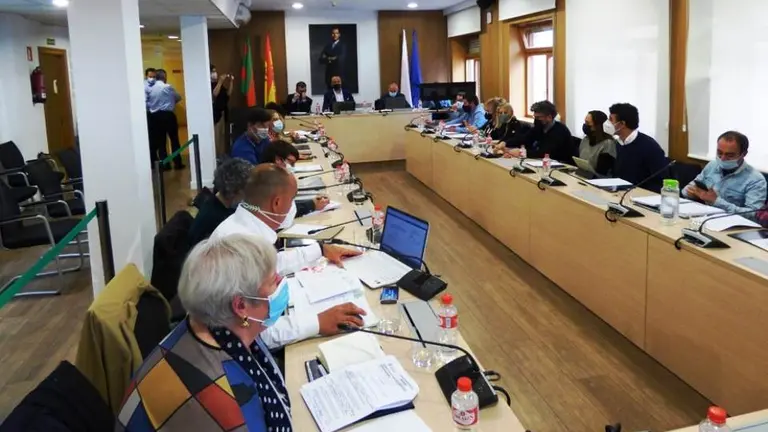 Blanca Rosa Gómez durnate un Pleno presencial en Torrelavega. R.A.