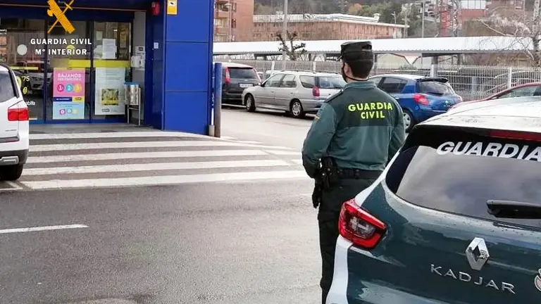 Los agentes vigilan el supermercado en Castro Urdiales.