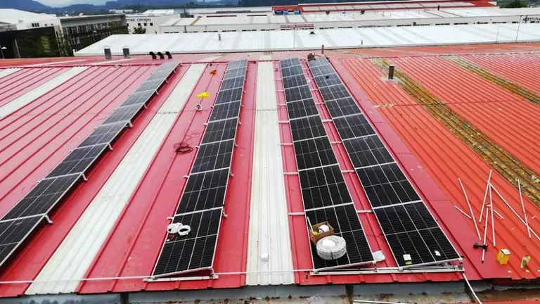 Instalación de placas solares en la cubierta de Conservas Blasan. R.A.