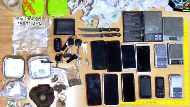 Material requisado a los detenidos de Castro Urdiales.