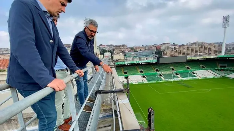 Visita de los concejales del PSOE al campo de f&uacute;tbol del Racing.