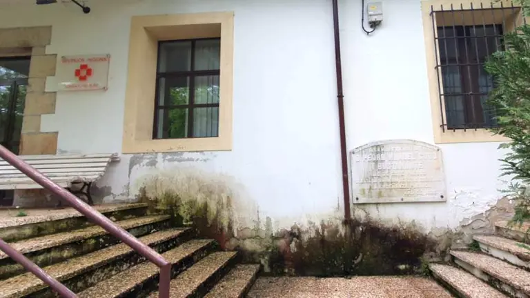 Escuelas de Esles que acogen el consultorio médico en Santa maría de Cayón.