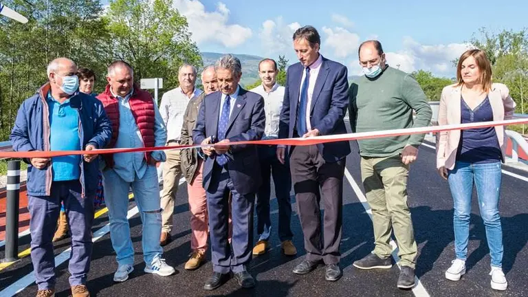 Un momento de la inauguración del puente entre Saro y Villafufre.