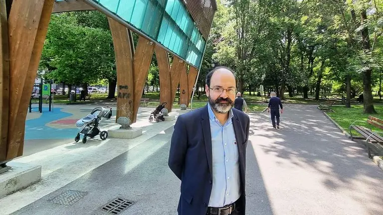 El concejal de Medio Ambiente en el parque Manuel Barquín, en Torrelavega.
