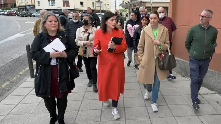 Pol&iacute;ticos y representantes vecinales en la visita a la zona para acordar actuaciones.