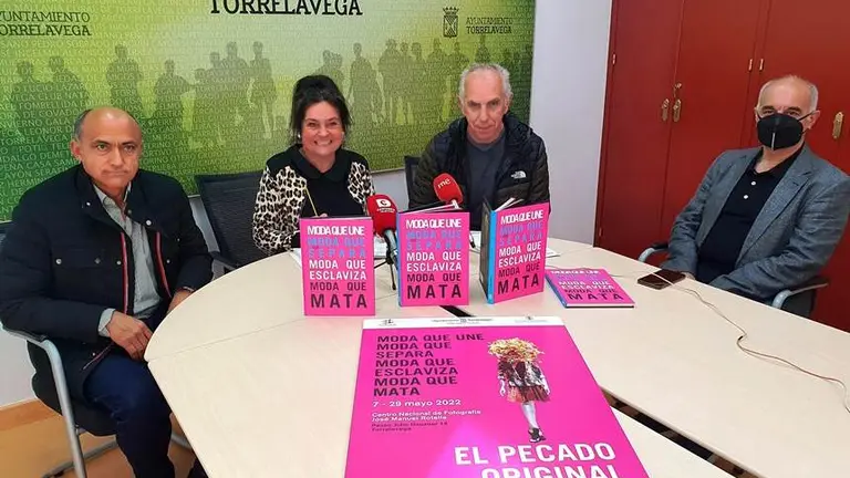 Presentación de la muestra 'El Pecado Original' en Torrelavega.