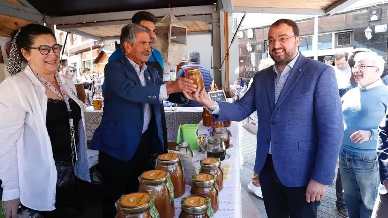 Los presidentes autonómicos de Cantabria y Asturias en la feria gastronómica.