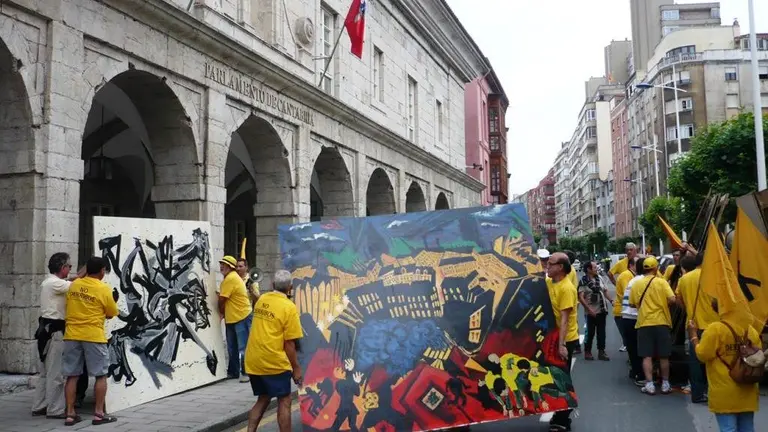 Afectados por las sentencias de derribo reclaman una solución frente la Parlamento de Cantabria. R.A.