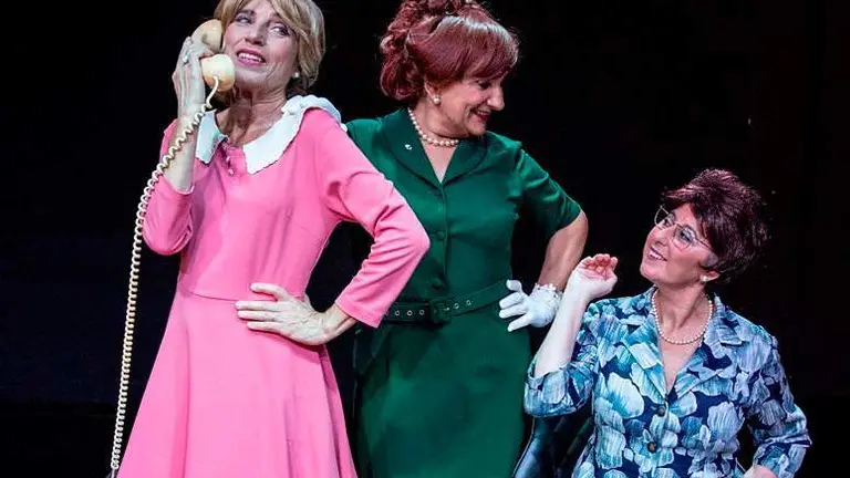 Las tres amigas se reencuentran tras varios años.