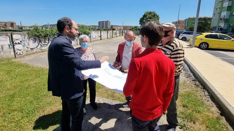 El concejal José Luis Urraca en el barrio de Covadonga, en Torrelavega.