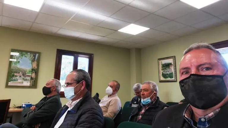 Representantes de la AMA en el Pleno de Argoños.