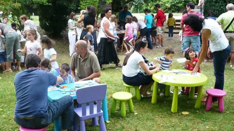Talleres en el jard&iacute;n del Palacio de Albaic&iacute;n. R.A.
