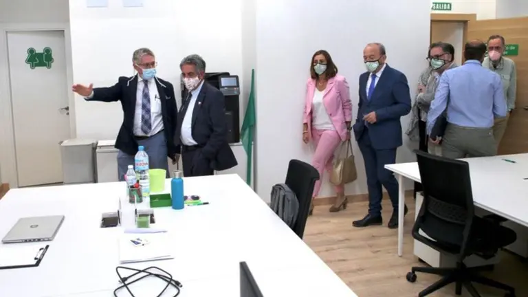 Las autoridades políticas visitan la nueva sede de la AC