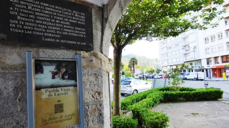 Cartel con c&oacute;digo QR junto al viejo Ayuntamiento de Laredo. R.A.