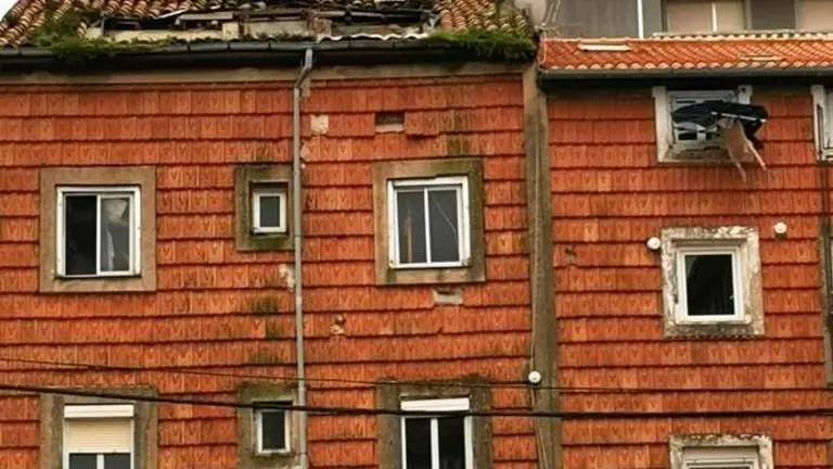 Tejado en mal estado del inmueble en Santander.