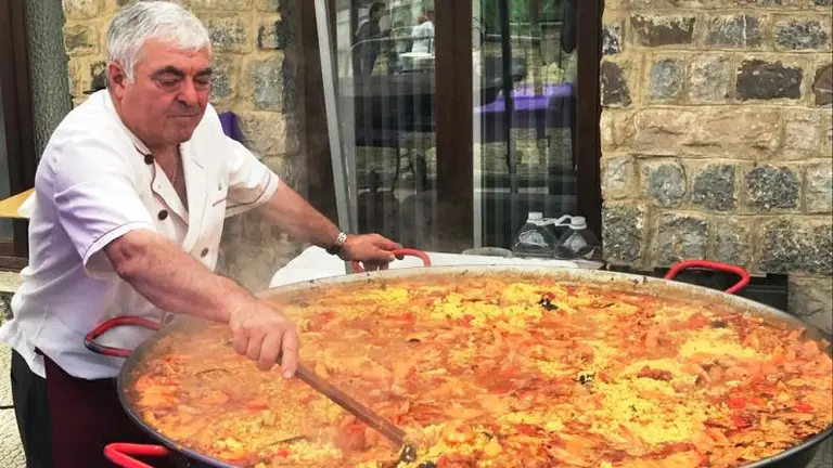 Paella preparada en la fiesta de San Isidro Labrador en Cillorigo de Li&eacute;bana.