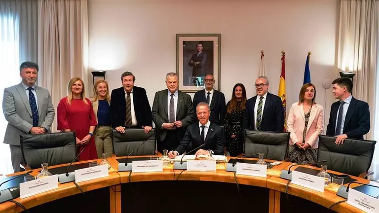 Recibimiento del presidente del Senado, Ander Gil, en el Parlamento de Cantabria.