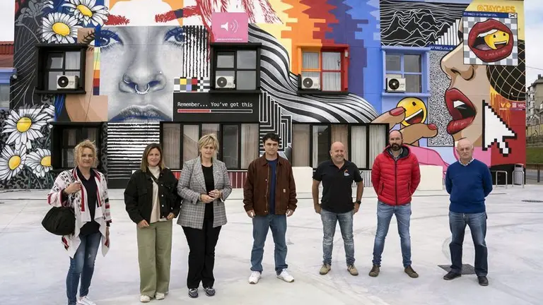 Las autoridades políticas y el artista en el mural de La Vidriera, en Camargo.