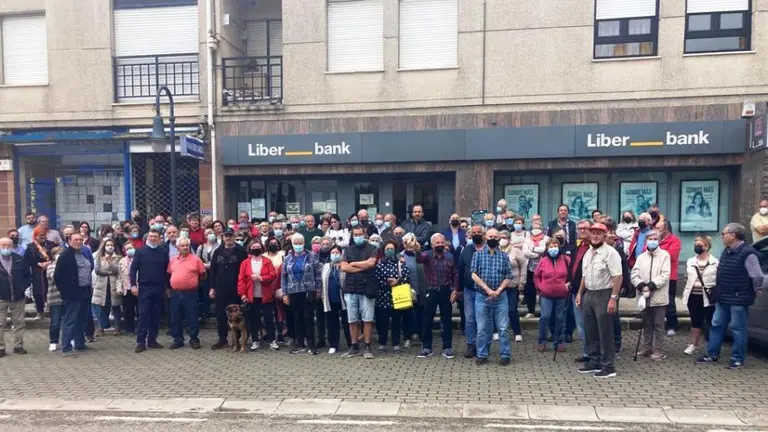Protesta en Ajo, en Bareyo, contra el cierre de la oficina de Liberbank.