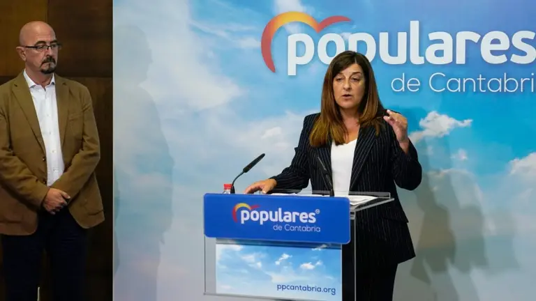 La presidenta del PP, María José Sáenz, y César Pascual.