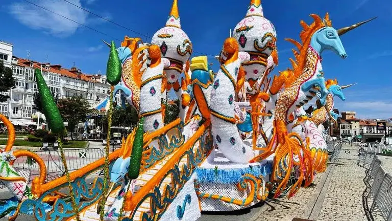 Carroza participante en el Coso Blanco de Castro Urdiales.